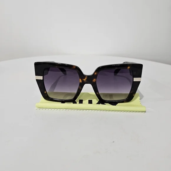 Quay Notorious Sunglasses - Picture 2 of 7